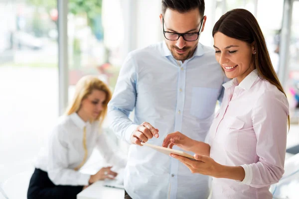 Colleghi felici chiacchierata casuale in ufficio — Foto Stock