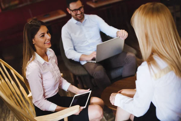 Tevreden collega's uit het werk socialiseren in restaurant — Stockfoto