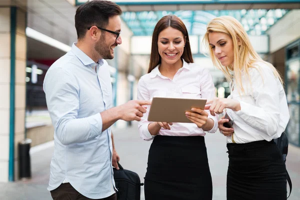 Felices colegas de chat casual en la oficina — Foto de Stock