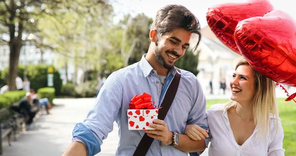 Homme donnant cadeau surprise comme cadeau à sa charmante petite amie — Photo