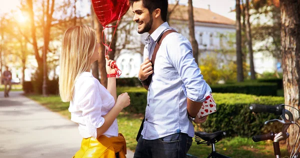 Hombre dando regalo sorpresa como regalo a su encantadora novia —  Fotos de Stock