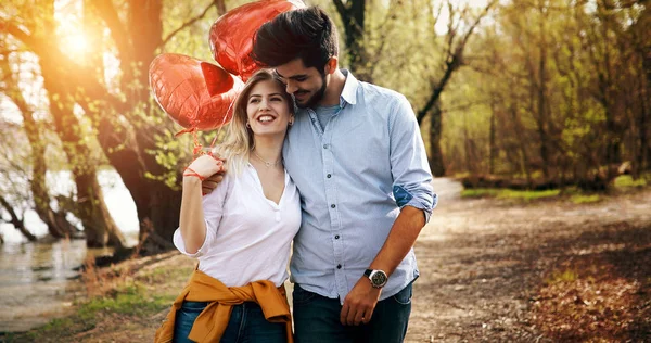 Uomo dando regalo a sorpresa come regalo per la sua bella ragazza — Foto Stock