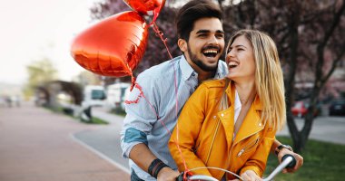 Şehirde bisiklet sürme sırasında çıkan genç sevgi dolu çiftin