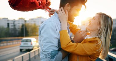 Çift birlikte güzel kentsel günbatımı tadını çıkarırken sarılma aşık