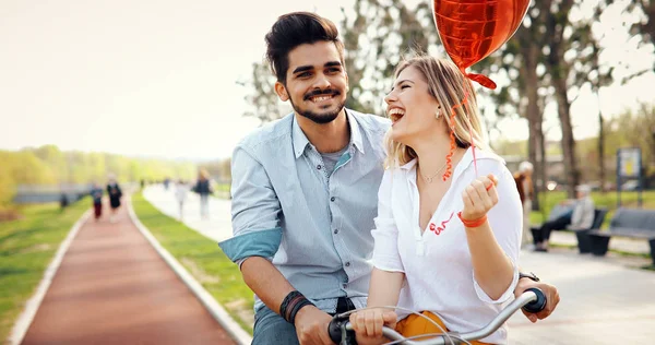 Fiatal szerető pár randi, miközben a városban kerékpárral — Stock Fotó