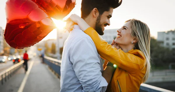 Pasangan muda berpelukan kencan dan berciuman di luar — Stok Foto