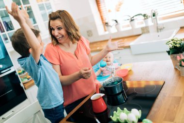 Genç anne ve oğlu eğleniyor sırasında resim yumurta Paskalya için