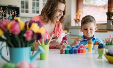 Mutlu aile boyama Paskalya yumurtaları
