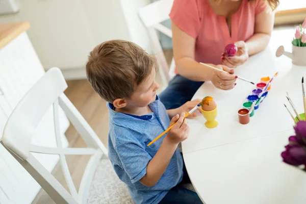 Mãe e filho pintam ovos de Páscoa — Fotografia de Stock