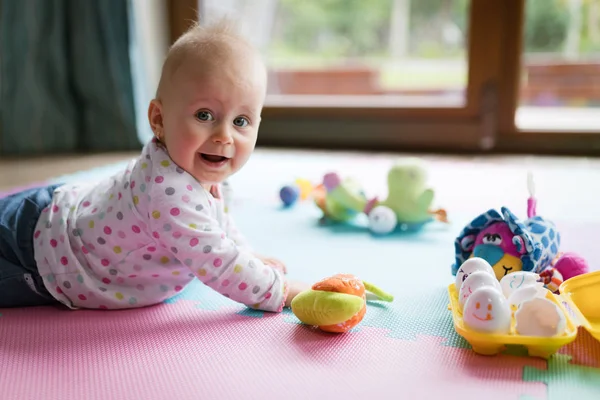 Renkli oyuncaklar oynama bebek toddler — Stok fotoğraf