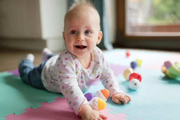 Baby peuter spelen kleur speelgoed — Stockfoto