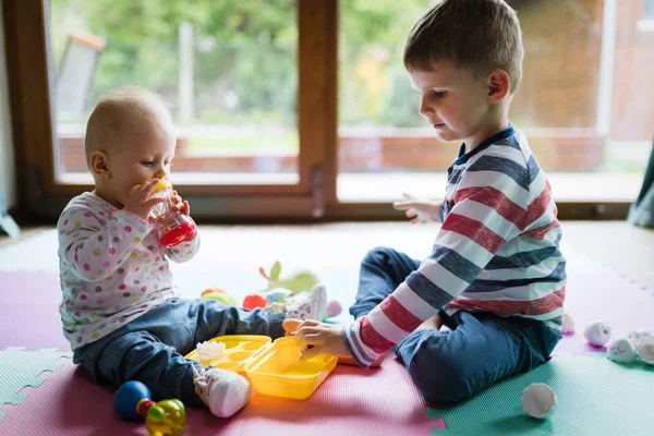 Lindos niños pequeños jugando —  Fotos de Stock