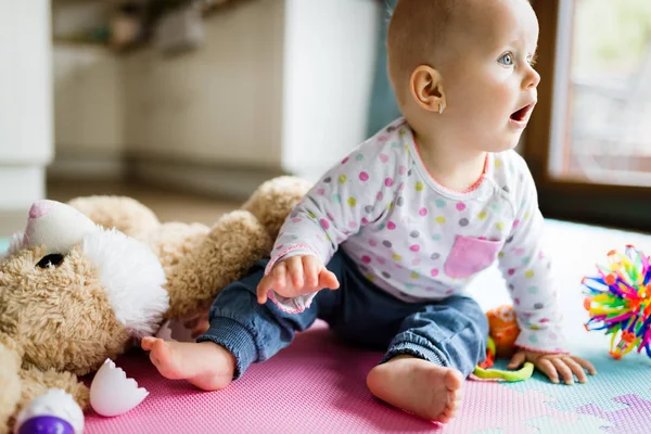Дитячий малюк грає кольорові іграшки — стокове фото