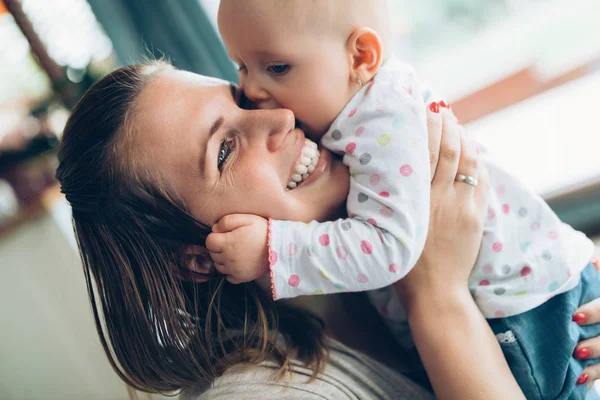 Feliz familia alegre . — Foto de Stock