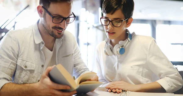 Pareja enamorada coqueteando mientras estudia — Foto de Stock