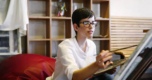 Hermosa joven asistiendo a un taller de pintura — Foto de Stock