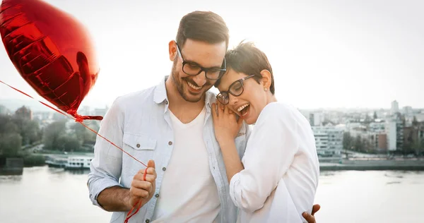 Retrato de pareja amorosa citas al atardecer en la ciudad —  Fotos de Stock