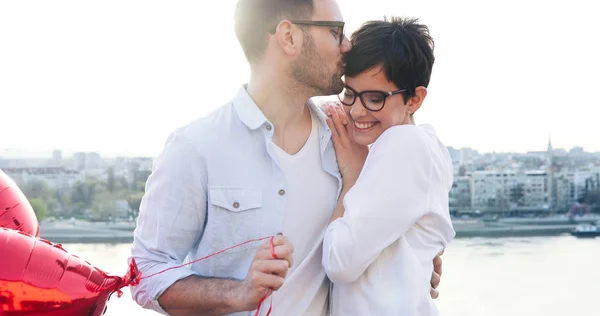 Casal abraçando e beijando ao ar livre — Fotografia de Stock