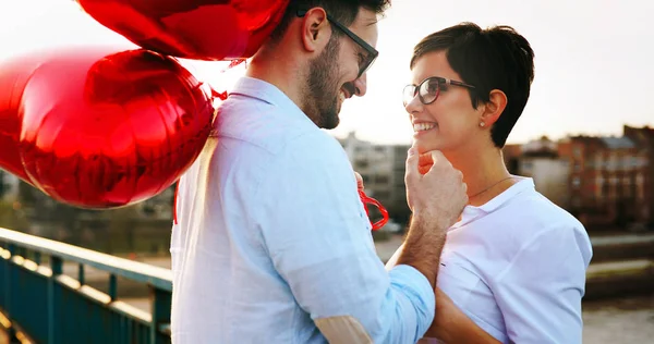 Couple câlins et baisers en plein air — Photo