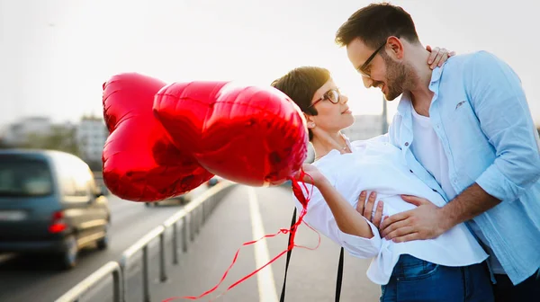 Pareja abrazos y besos al aire libre — Foto de Stock