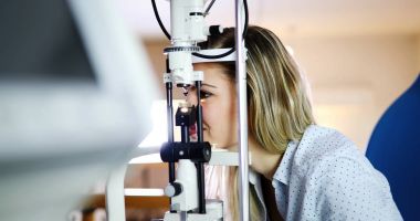 Kadının göz testi optometrist göz görme Kliniği ile yapması
