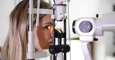 hasta veya optometrist veya gözcüye slit lamba, müşteri