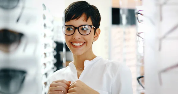 Bella donna con ottico cercando occhiali da vista — Foto Stock