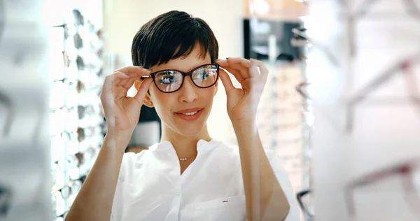 Hälso- och sjukvård, syn och vision koncept - lycklig kvinna välja glasögon på optik butik — Stockfoto