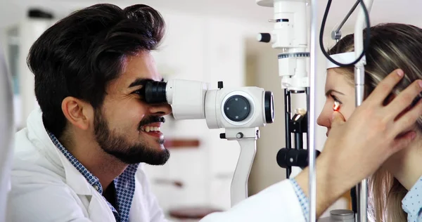 Optometrista verificando a visão do paciente e correção da visão — Fotografia de Stock