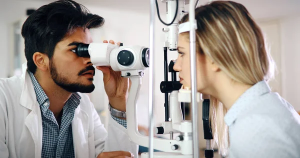 Oftalmologie-concept. Patiënt oog visie onderzoek in oogheelkundige kliniek — Stockfoto