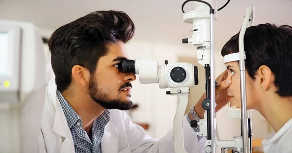Donna ragazza in clinica di oftalmologia per il rilevamento di diottrie — Foto Stock