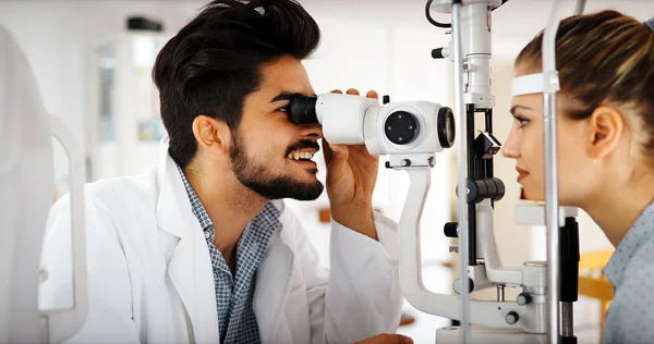 Augenoptiker überprüft Sehvermögen und Sehvermögen des Patienten — Stockfoto