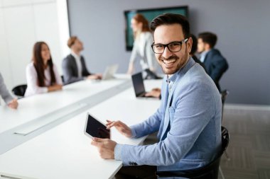 Modern toplantı odasında etmek ve iş kişi konferans