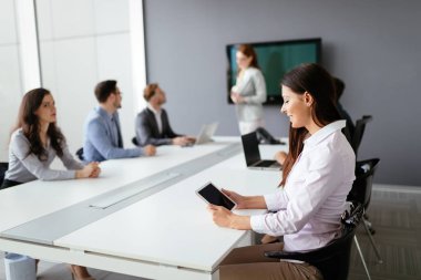 İş adamları konferansı ve toplantı modern ofiste olacak.