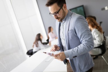 Modern ofis iş insanlar Konferansı
