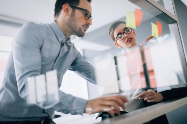 Modern ofis kurumsal teamworking meslektaşları