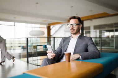 Kahve-kopma oturan ilham businesman
