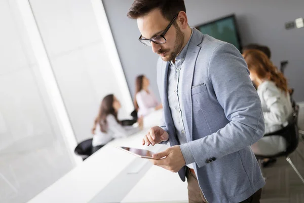 Geschäftsleute-Konferenz im modernen Büro — Stockfoto