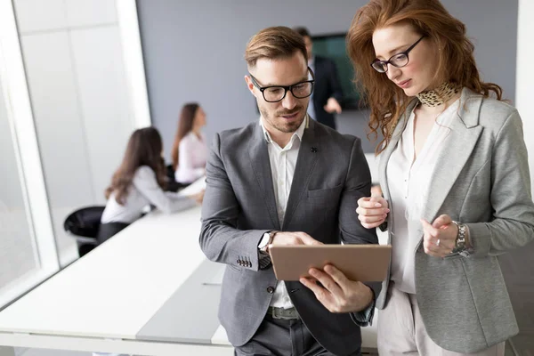 Colaboración Análisis Empresarios Que Trabajan Oficina Negocios — Foto de Stock