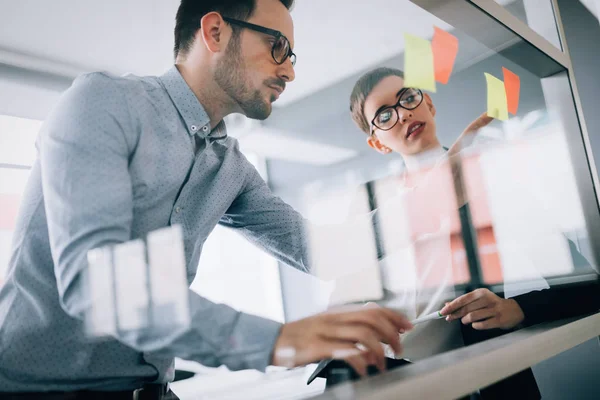 Compañeros de trabajo en equipo corporativos en oficinas modernas — Foto de Stock