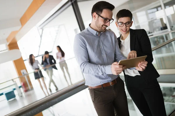 Glad affärskollegor i moderna kontor — Stockfoto