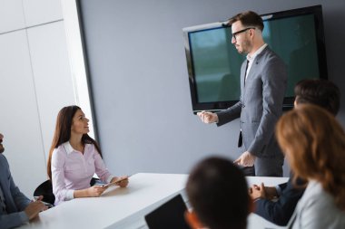 Sunum sırasında konferans salonunda iş arkadaşları