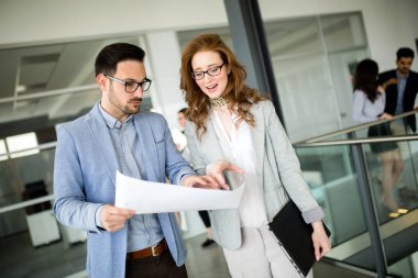 İşbirliği ve tartışırken iş arkadaşları plan proje