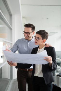 Ofiste çalışan iş adamlarının işbirliği ve analizi