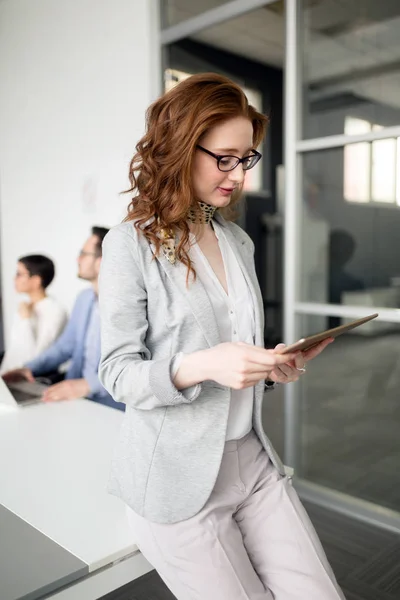 Hermosa empresaria sosteniendo tableta en la oficina — Foto de Stock