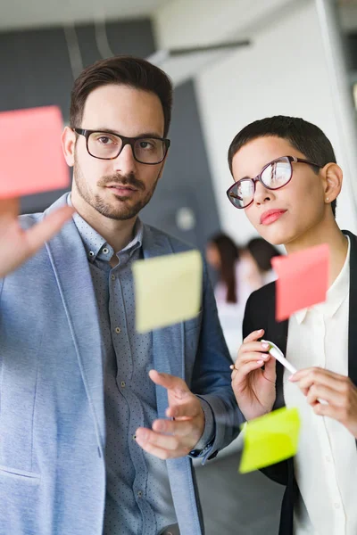 Collaboration et analyse par les hommes d'affaires travaillant dans les bureaux — Photo