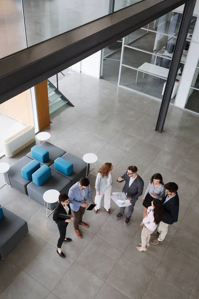 Gruppe von Geschäftsleuten arbeitet zusammen — Stockfoto