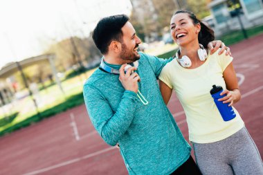 Yakışıklı ve çekici kadın sahada söz