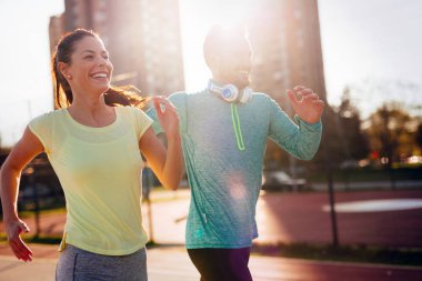 Güneşli günde dışında çalışan genç çekici çift