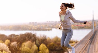 Aktif kadın açık havada ip atlama ile atlama